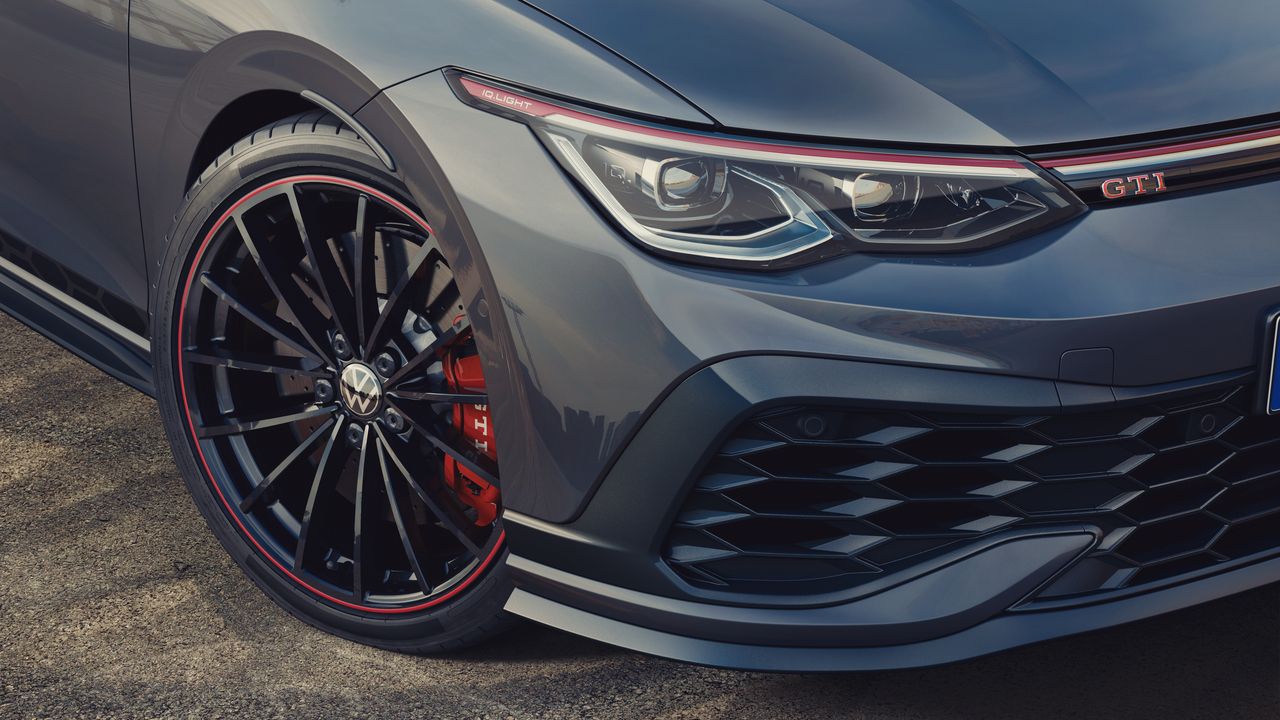 Felge und IQ.LIGHT LED Matrix Scheinwerfer des VW Golf 8 GTI Clubsport