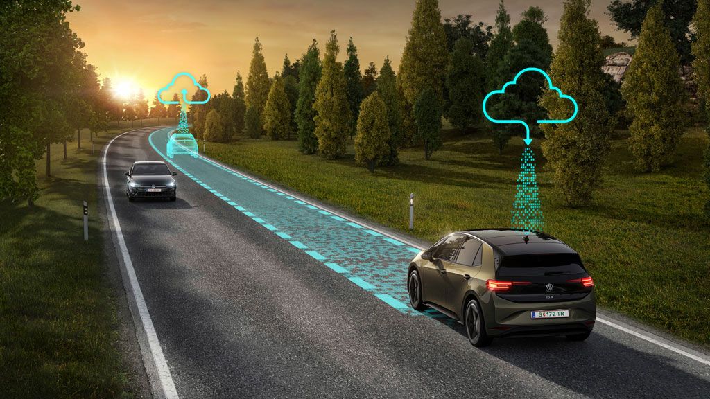 Zwei Autos fahren auf einer Landstraße bei Sonnenaufgang. Eines der Autos zeigt Vernetzungs- und Navigationsdaten, die in die Wolke hochgeladen werden. Es symbolisiert den Connected Travel Assist