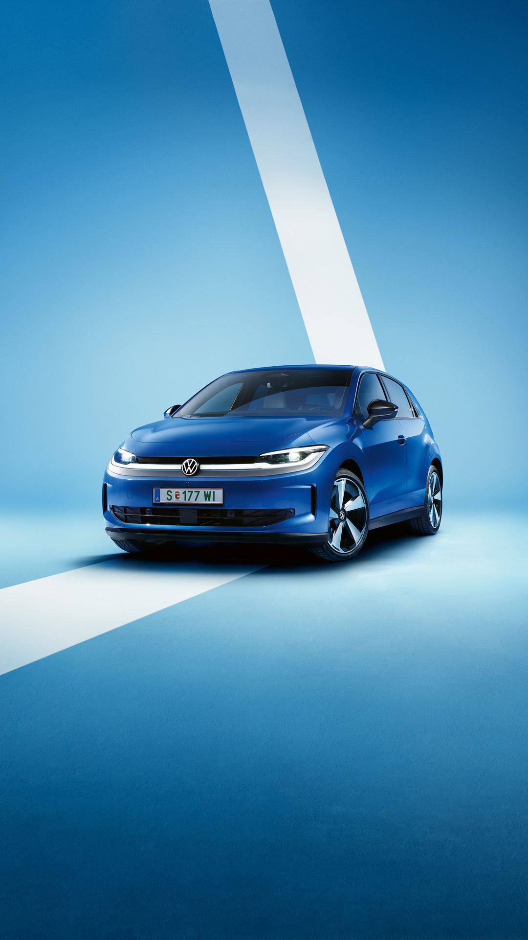 Ein blauer VW ID. Polo Style von schräg vorne vor einem hellblauen Hintergrund.