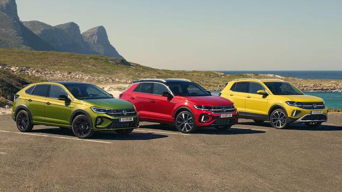 Taigo, T-Roc, T-Cross stehen geparkt auf einem Parkgelände, im Hintergrund sieht man das Meer.