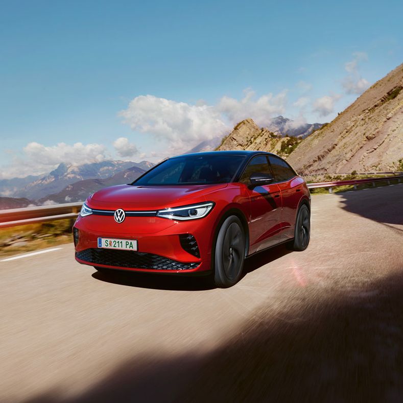 Ein roter VW ID.5 GTX fährt durch eine Berglandschaft.