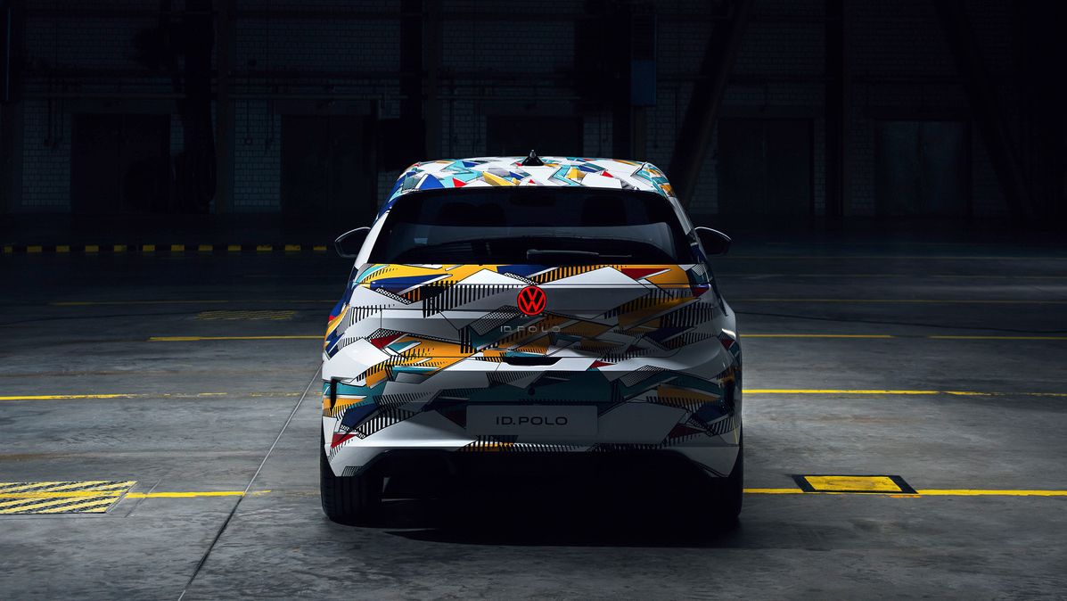 Heckansicht des neuen bunt folierten VW ID. Polo 