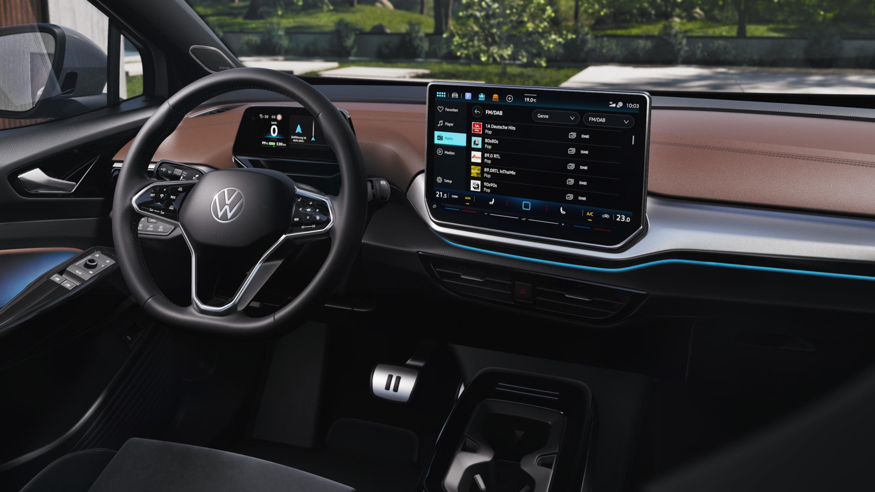 Blick auf das Cockpit eines VW ID.5 mit Multifunktionslenkrad und Infotainmentsystem.