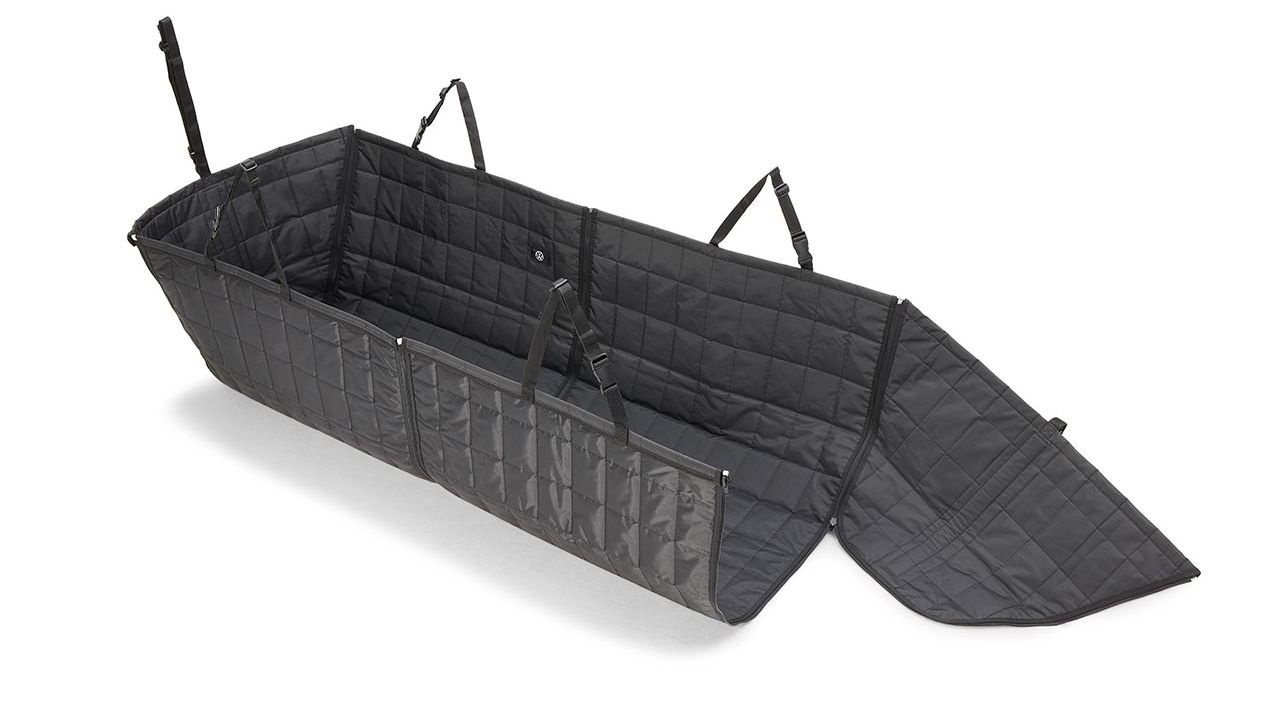 Volkswagen Hundezubehör Fondschutzdecke mit geschlossenen Reißverschluss, eine Seite geöffnet.