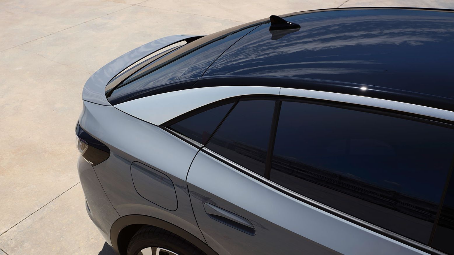 Heckansicht eines grauen VW ID.5 von schräg oben, mit abgedunkelten Scheiben.