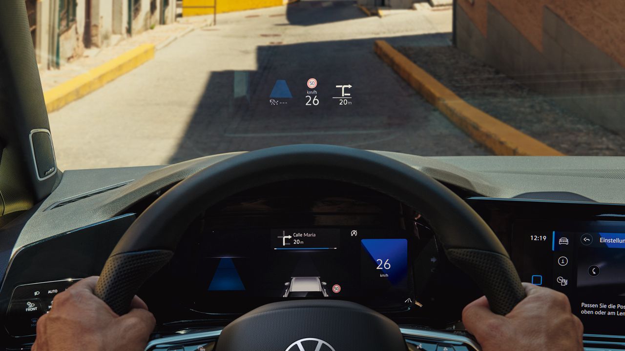 VW Golf Digital Cockpit während der Fahrt mit Head-Up-Display
