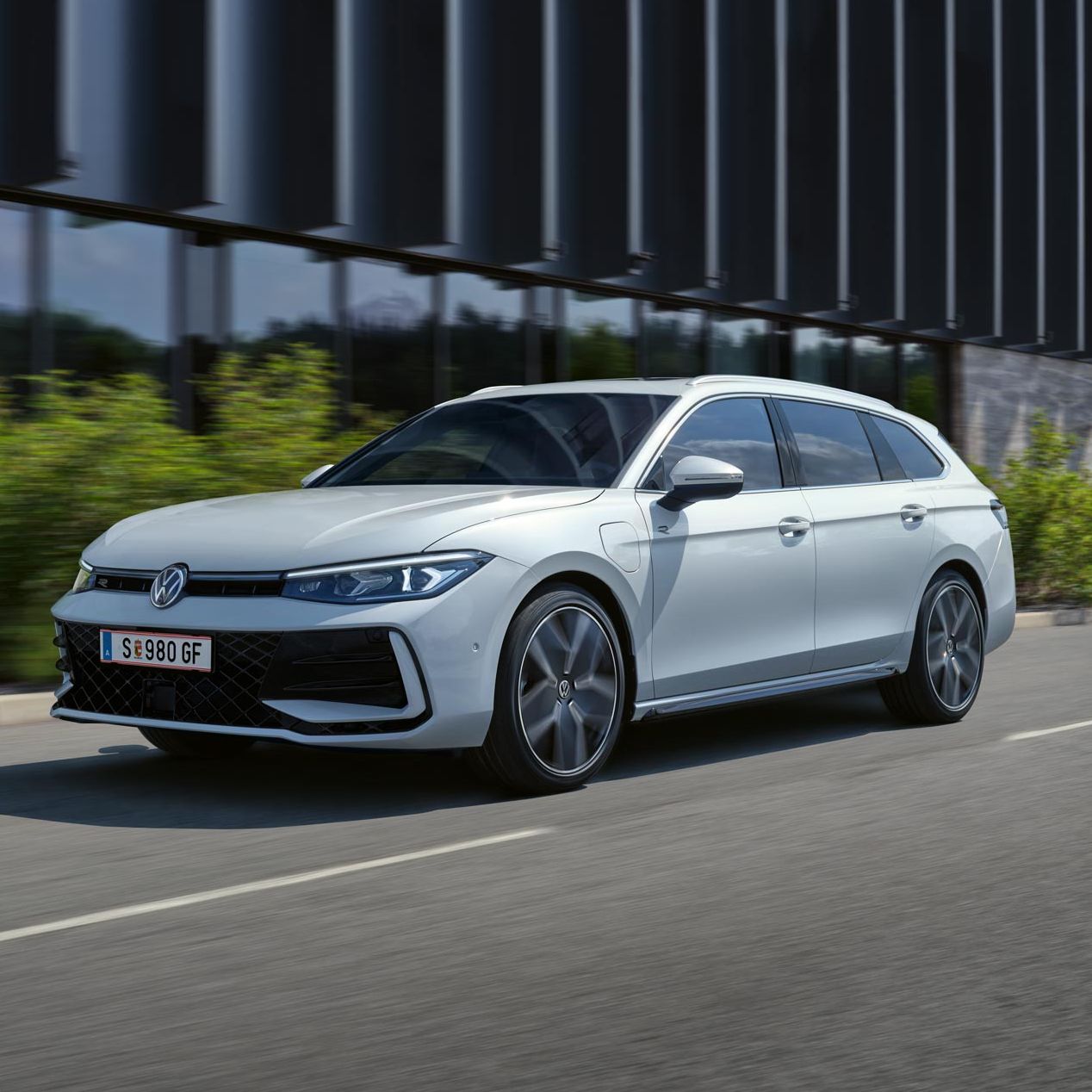 Ein weißer VW Passat R-Line fährt in einer Stadt