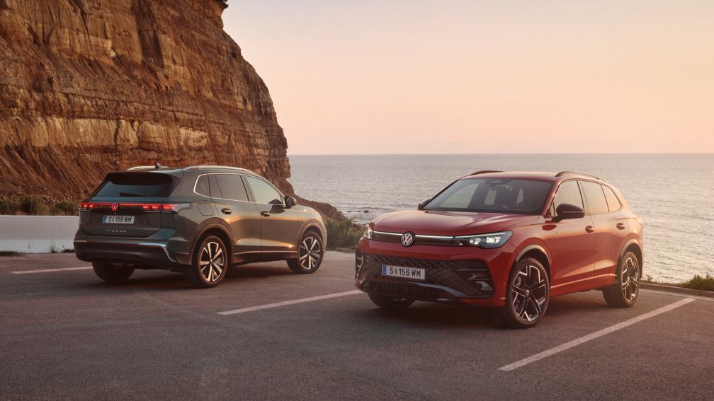 Zwei VW Tiguan geparkt vor der Küste in abendlicher STimmung