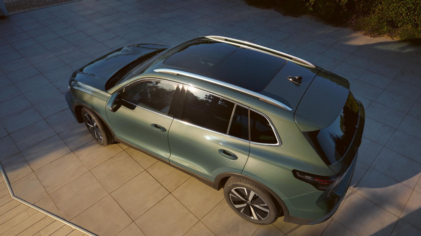 Blick auf einen grünen VW Tiguan Elegance mit Panoramadach von oben.