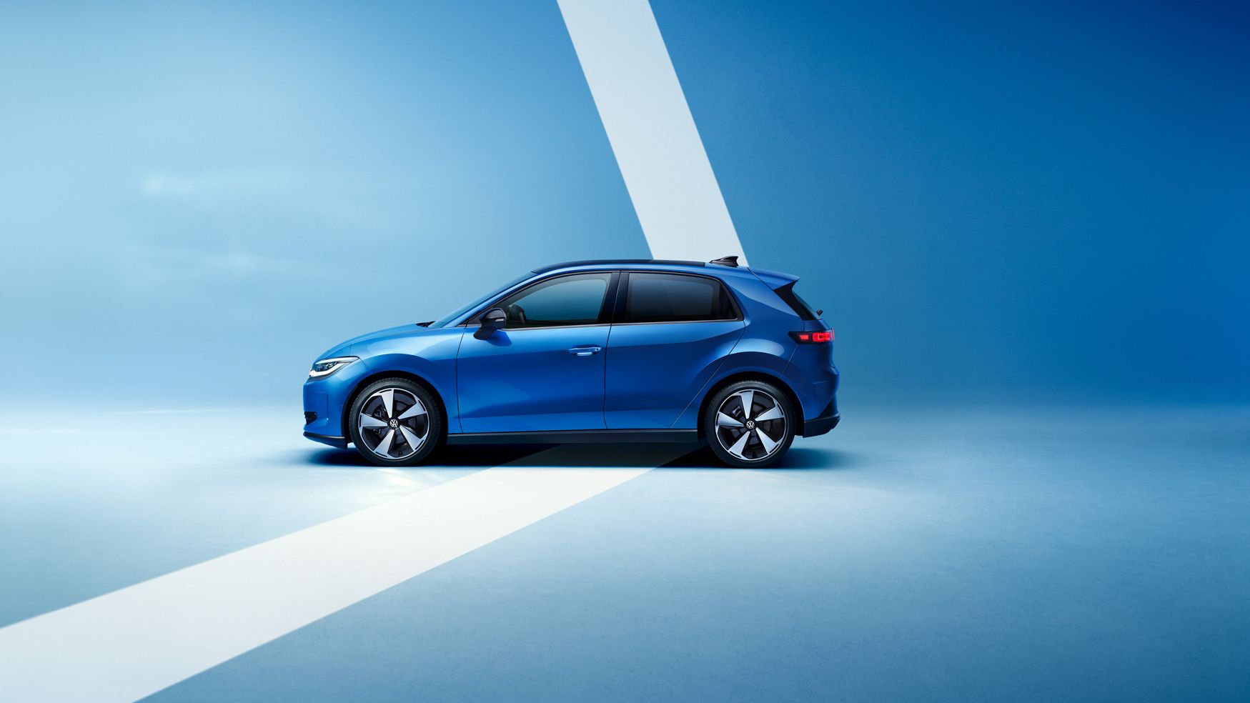 Seitenansicht eines blauen VW ID. Polo Style vor einem hellblauen Hintergrund.