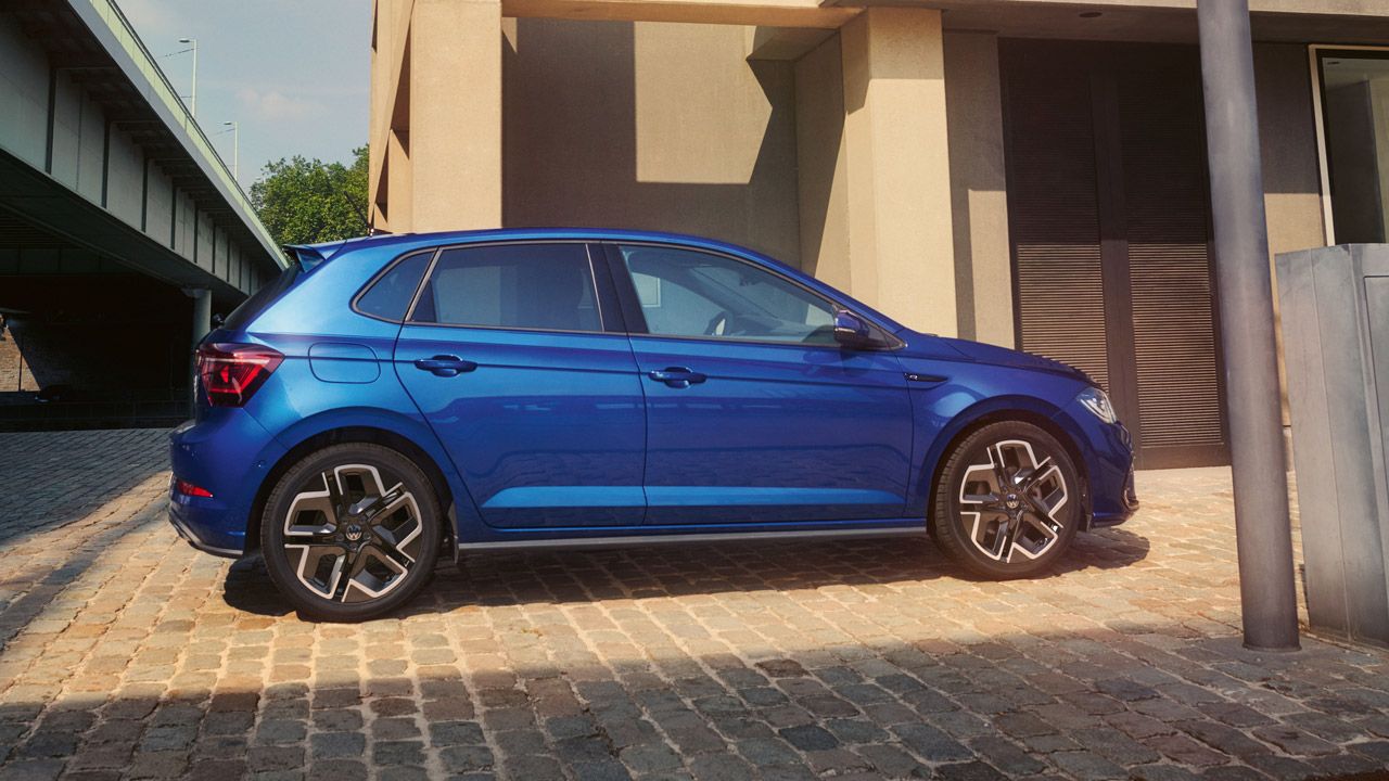 Seitenansicht eines blauen VW Polo R-Line in einer Stadt