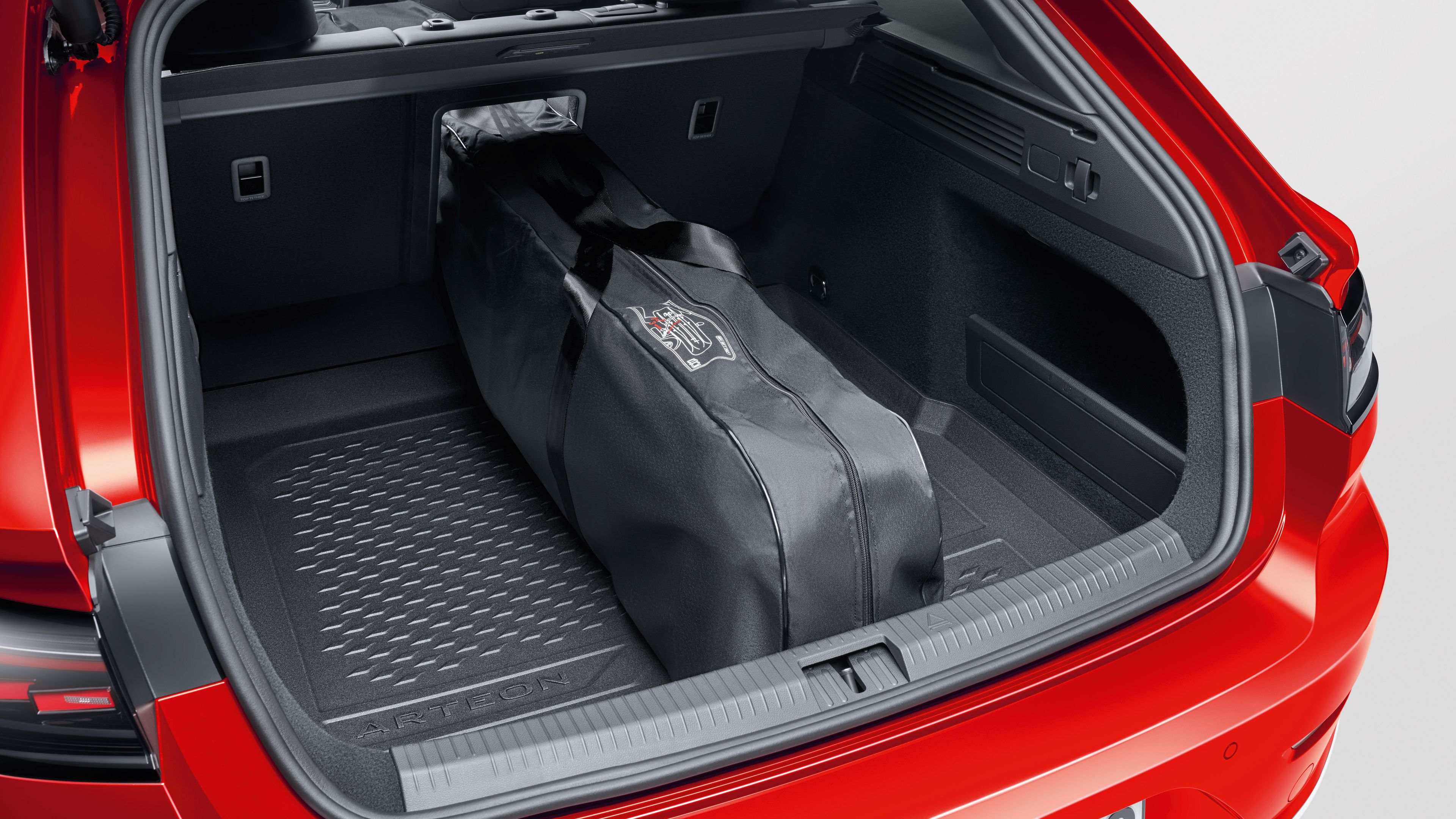 Eine Volkswagen Skitasche im Kofferraum eines roten Volkswagen.