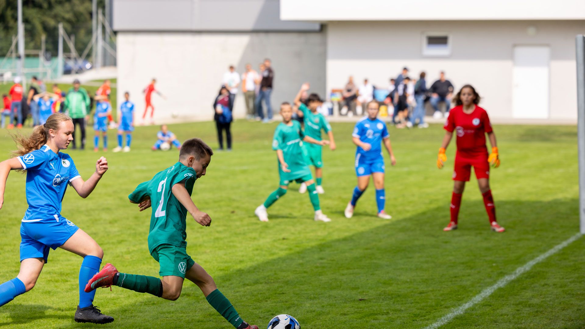Zwei Fußball Jugend-Teams spielen gegeneinander beim VW Junior Masters Regionalturnier.