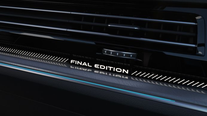 Das Cockpit eines VW Touareg zeigt die blaue Ambientebeleuchtung mit einem weiß beleuchteten ‚FINAL EDITION‘ Schriftzug.
