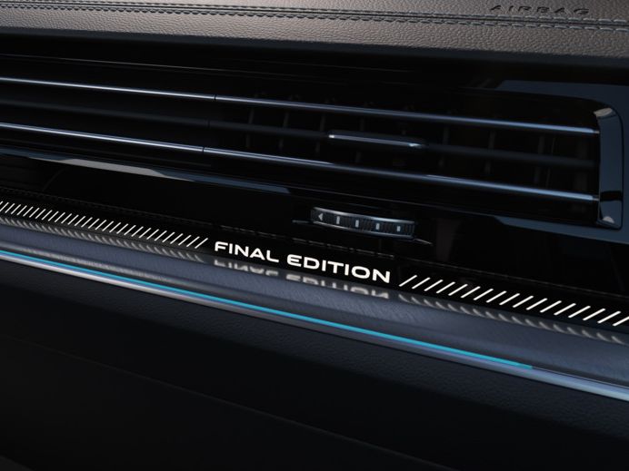 Das Cockpit eines VW Touareg zeigt die blaue Ambientebeleuchtung mit einem weiß beleuchteten ‚FINAL EDITION‘ Schriftzug.