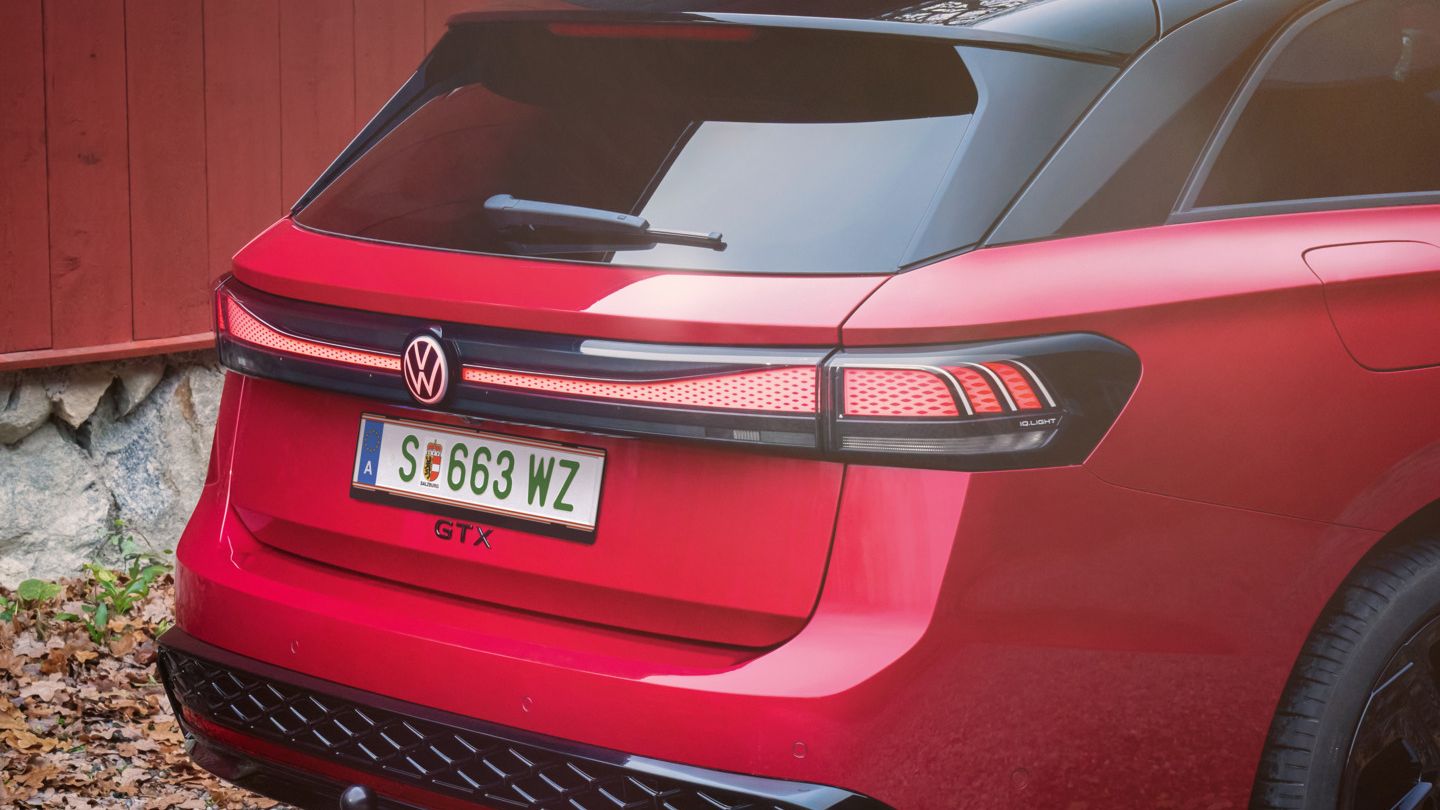 Heck eines roten VW ID.7 GTX Tourer mit Heck-Lichtsignatur und beleuchtetem VW-Logo.