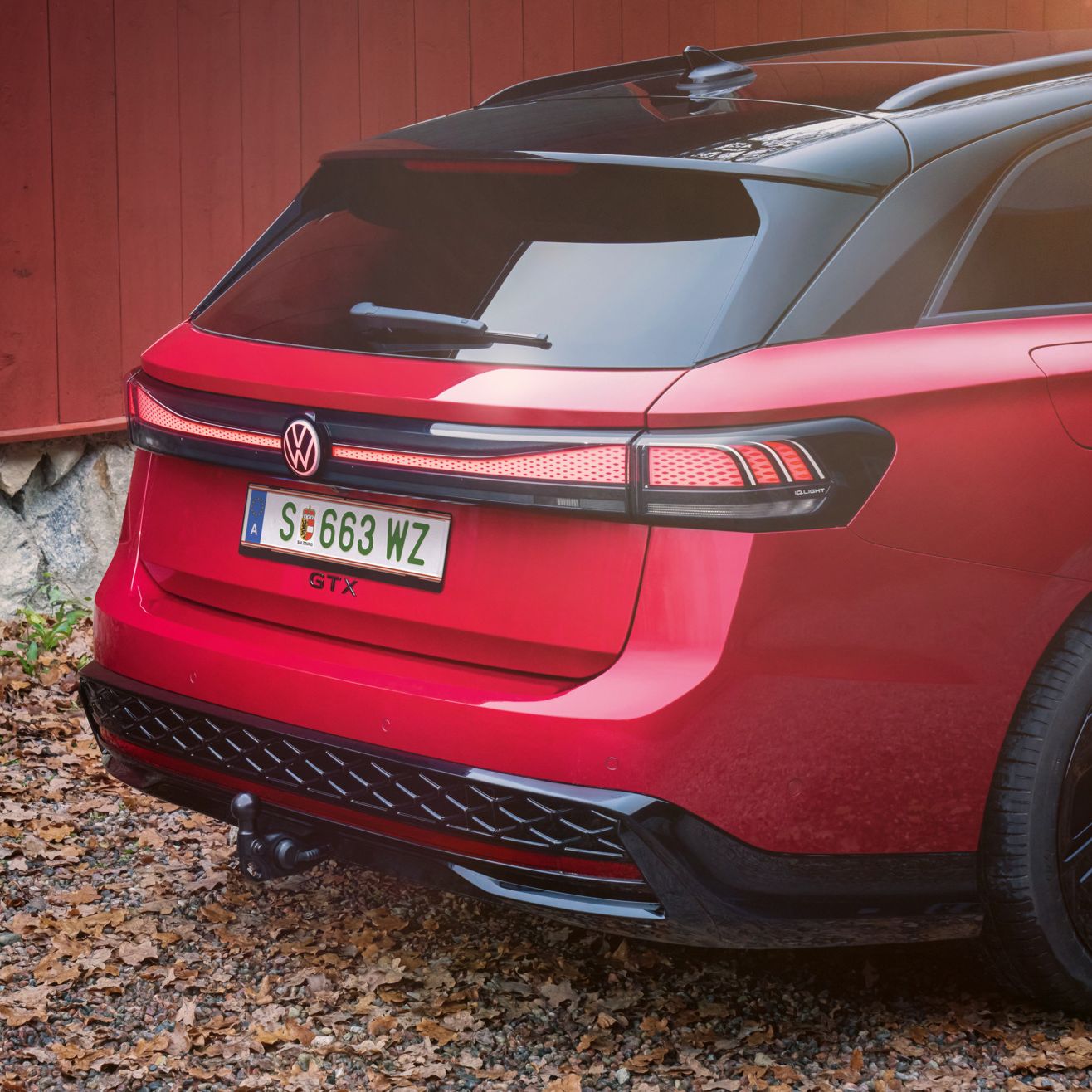Heck eines roten VW ID.7 GTX Tourer mit Heck-Lichtsignatur und beleuchtetem VW-Logo.