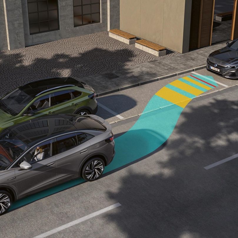Illustration zeigt schematisch anhand eines VW ID.5 die Funktionsweise des Park Assist Plus.