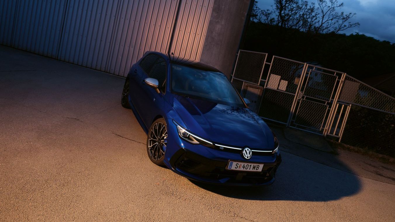 Golf R parkt schräg vor einer Halle