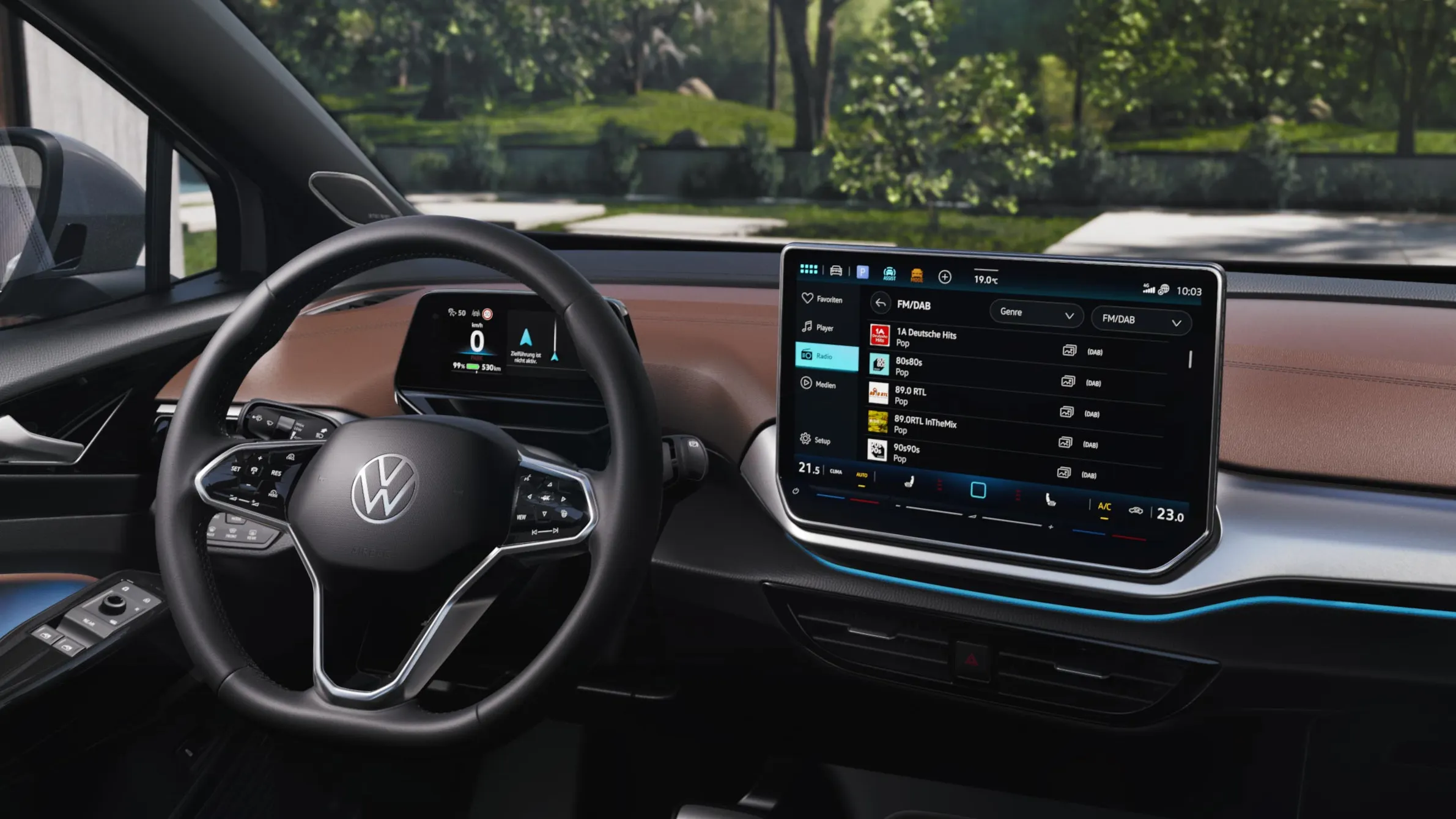 Blick auf das Cockpit eines VW ID.5 mit Multifunktionslenkrad und Infotainmentsystem.