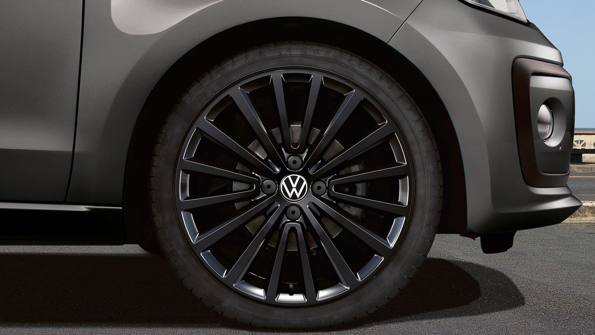 Detailaufnahme der Felge polygon black des VW up!