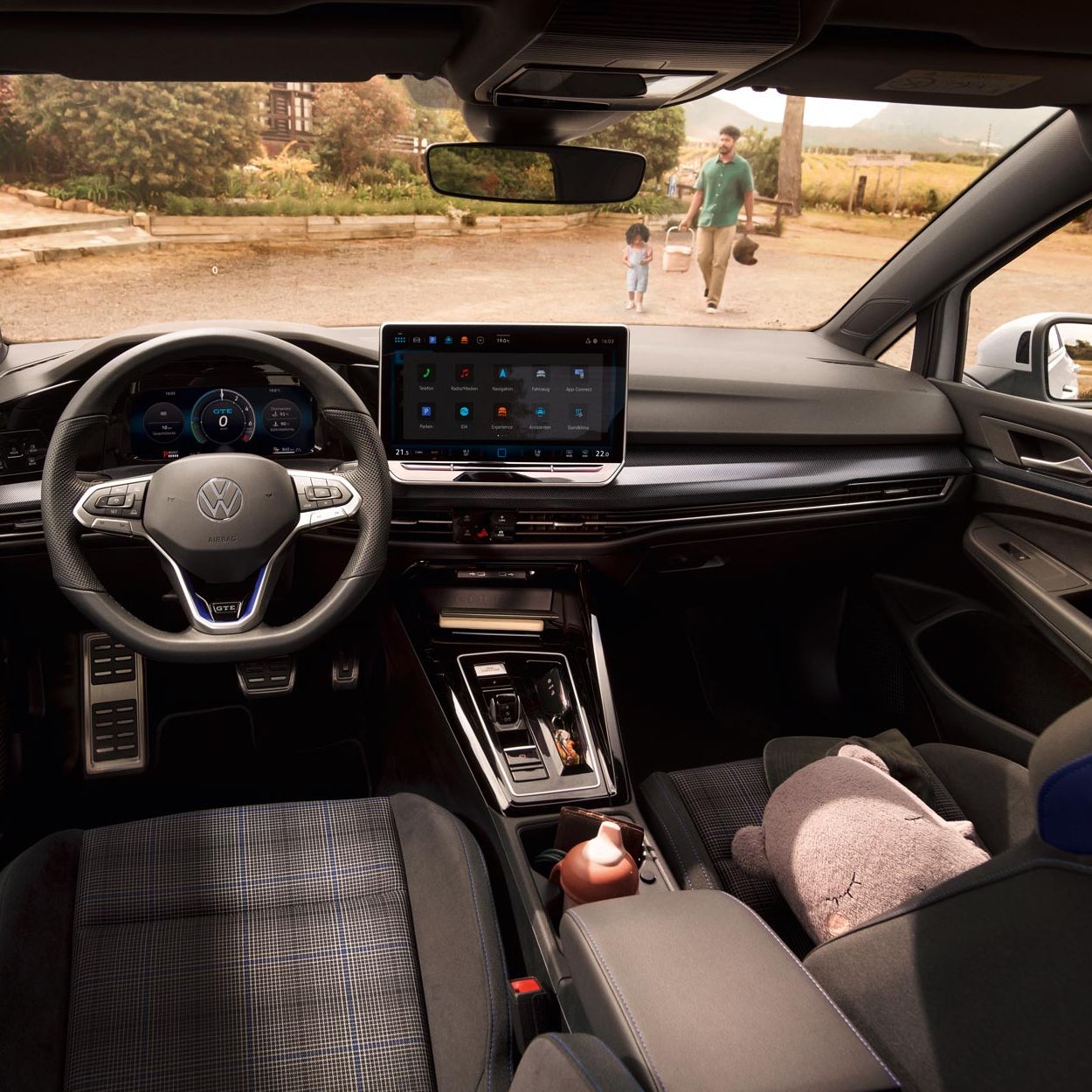 Lenkrad, Sitz, Mittelkonsole und Infotainment des VW Golf GTE