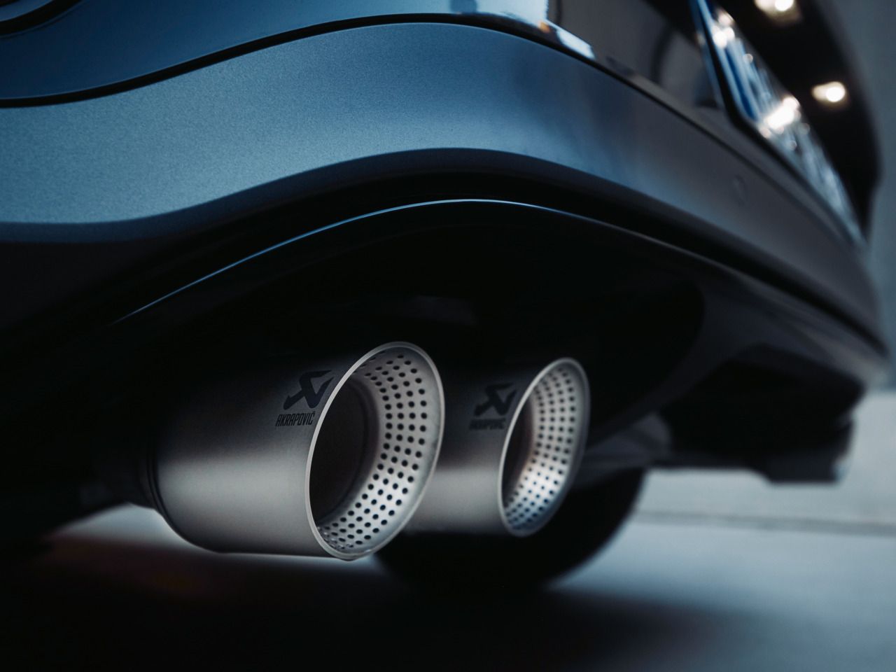 Detailshot der Auspuffrohre Akrapovic vom T-Roc R.