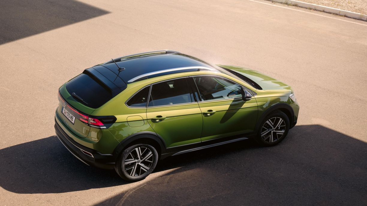 Blick von oben auf grünen VW Taigo mit Panorama-Ausstell-/Schiebedach.