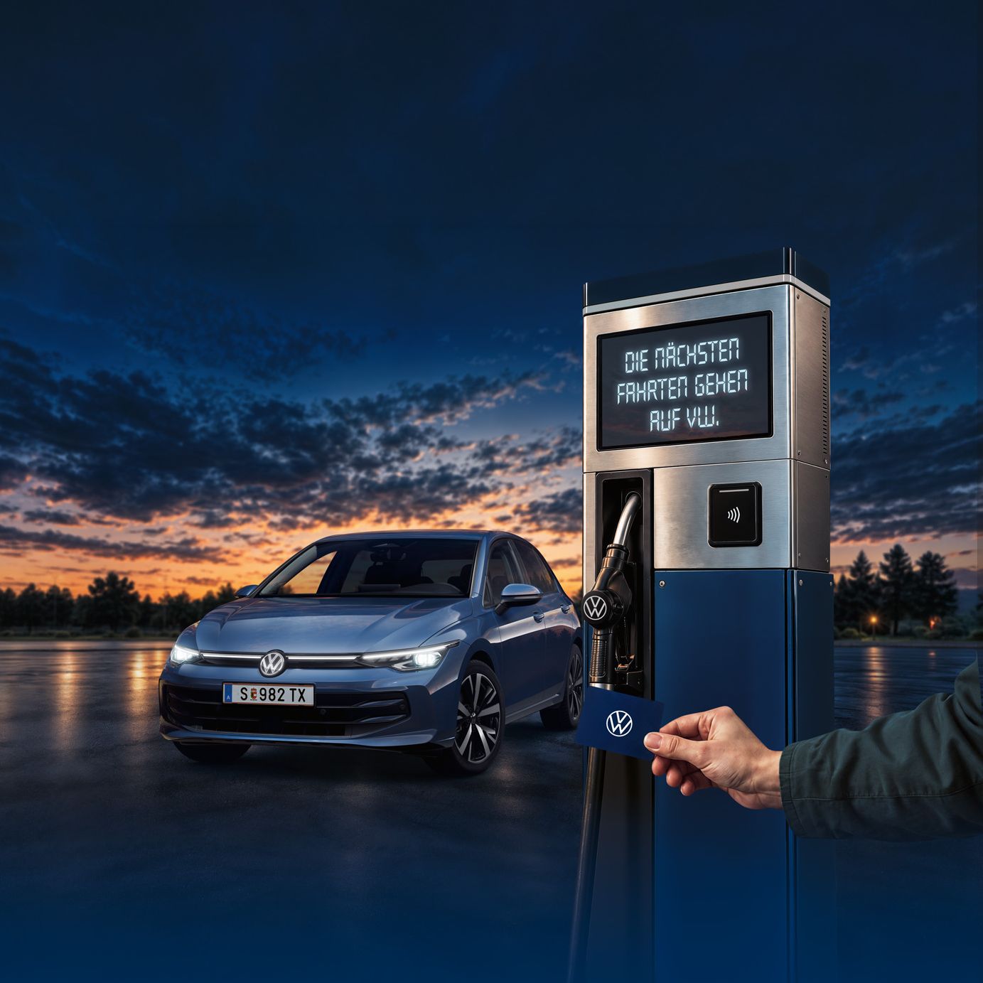 [AI-modified] – Ein blaues Volkswagen-Golf-Auto steht an einer modernen Zapfsäule, während im Vordergrund eine Hand eine Karte an ein kontaktloses Bezahlterminal hält.