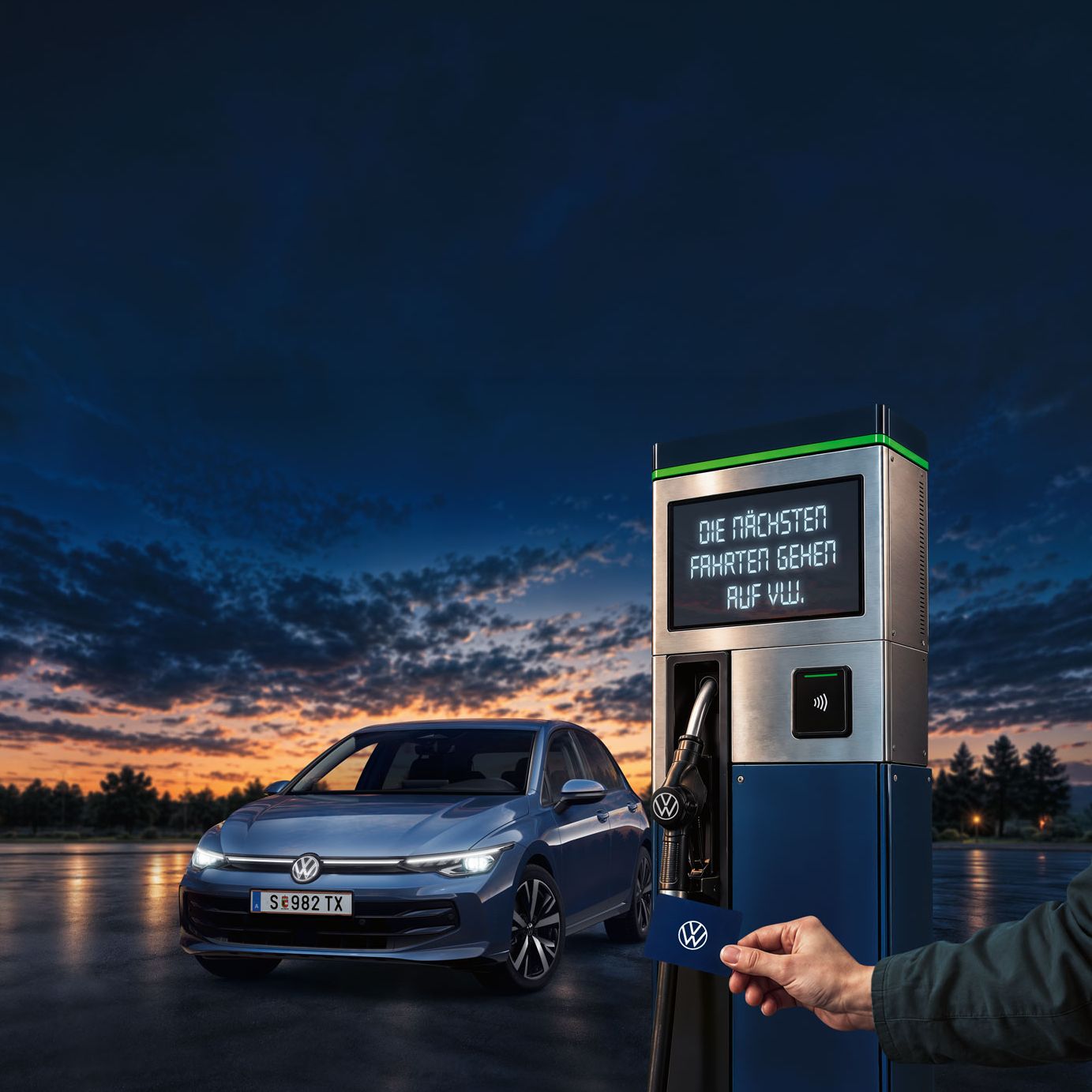 [AI-modified] – Ein blaues Volkswagen-Golf-Auto steht an einer modernen Zapfsäule, während im Vordergrund eine Hand eine Karte an ein kontaktloses Bezahlterminal hält.