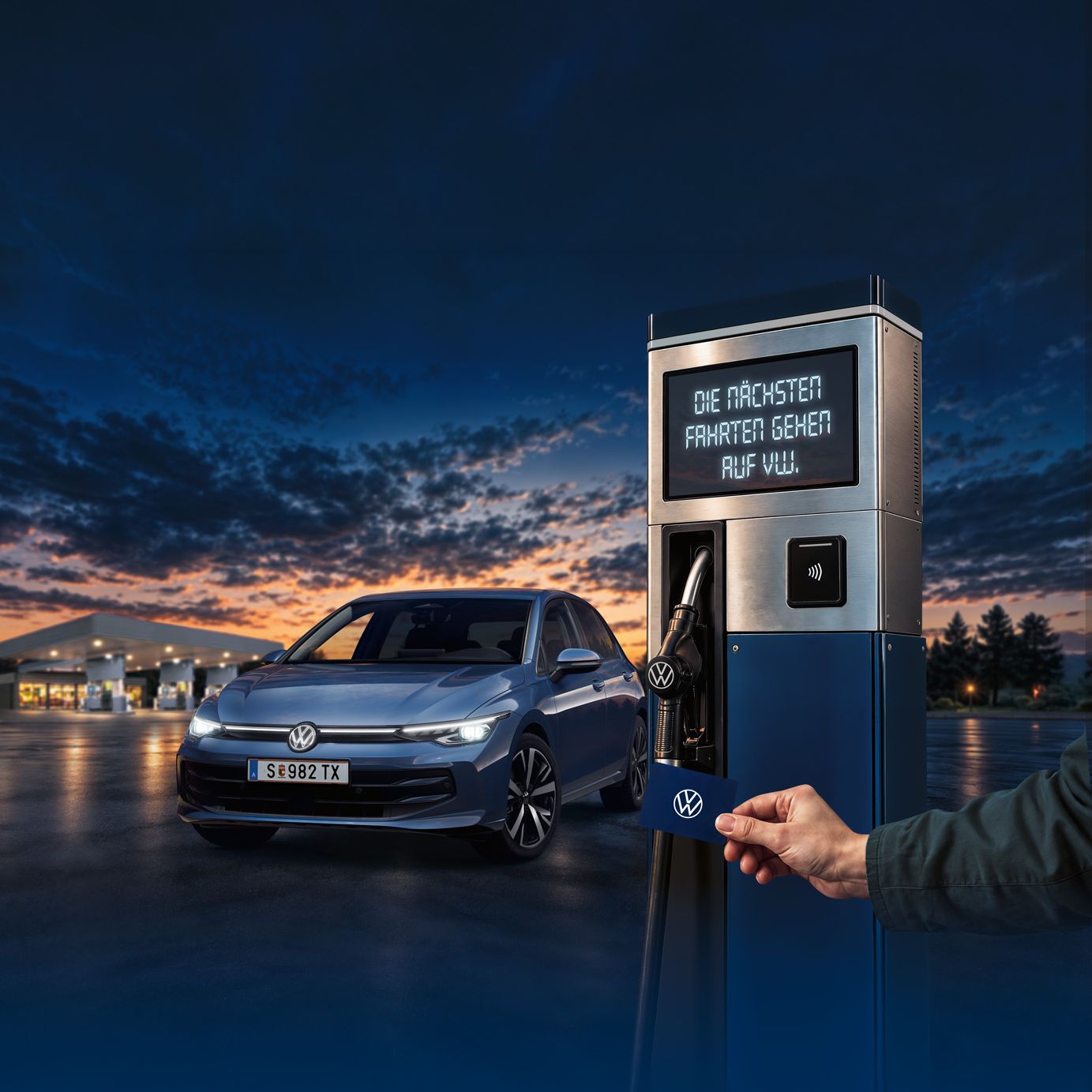 [AI-modified] – Ein blaues Volkswagen-Golf-Auto steht an einer modernen Zapfsäule, während im Vordergrund eine Hand eine Karte an ein kontaktloses Bezahlterminal hält.