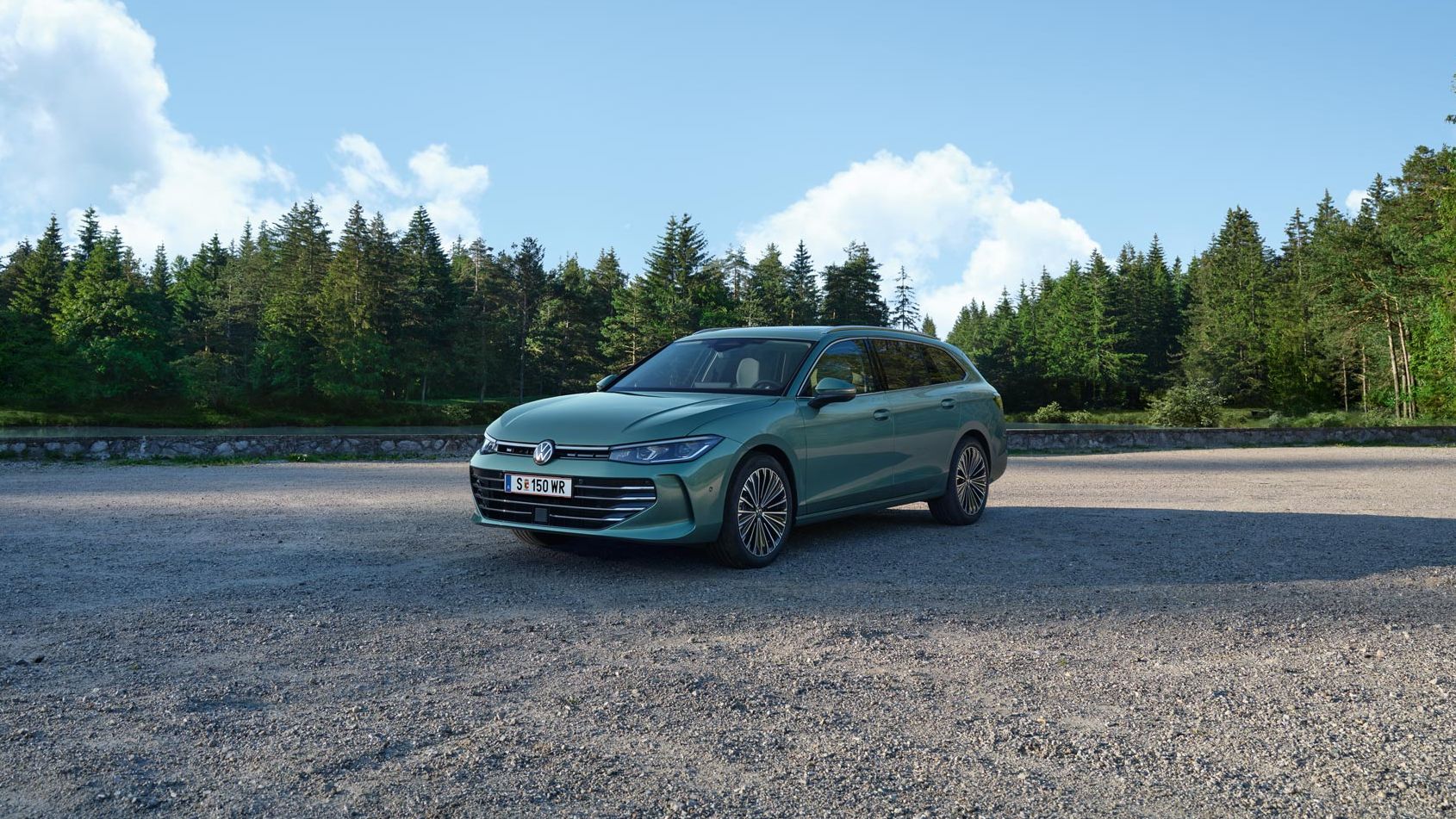 Ein VW Passat Elegance in der Farbe Maripositgrün Metallic schräg von vorne