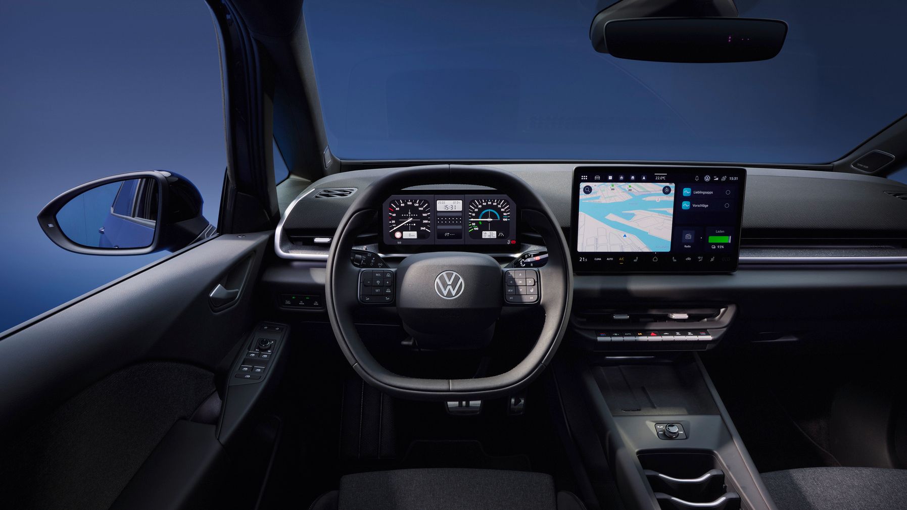 Innenraum eines modernen VW-Elektroautos mit Fokus auf das Cockpit: zentrales Multifunktionslenkrad mit VW-Logo, volldigitales Kombiinstrument und großer, rechts angeordneter Touchscreen mit Navigationskarte. Die Mittelkonsole ist schlicht gehalten mit wenigen Tasten, Ablagefächern und Getränkehaltern. Links ist der Außenspiegel zu sehen, daneben die Bedienelemente für Fenster und Spiegel in der Tür.