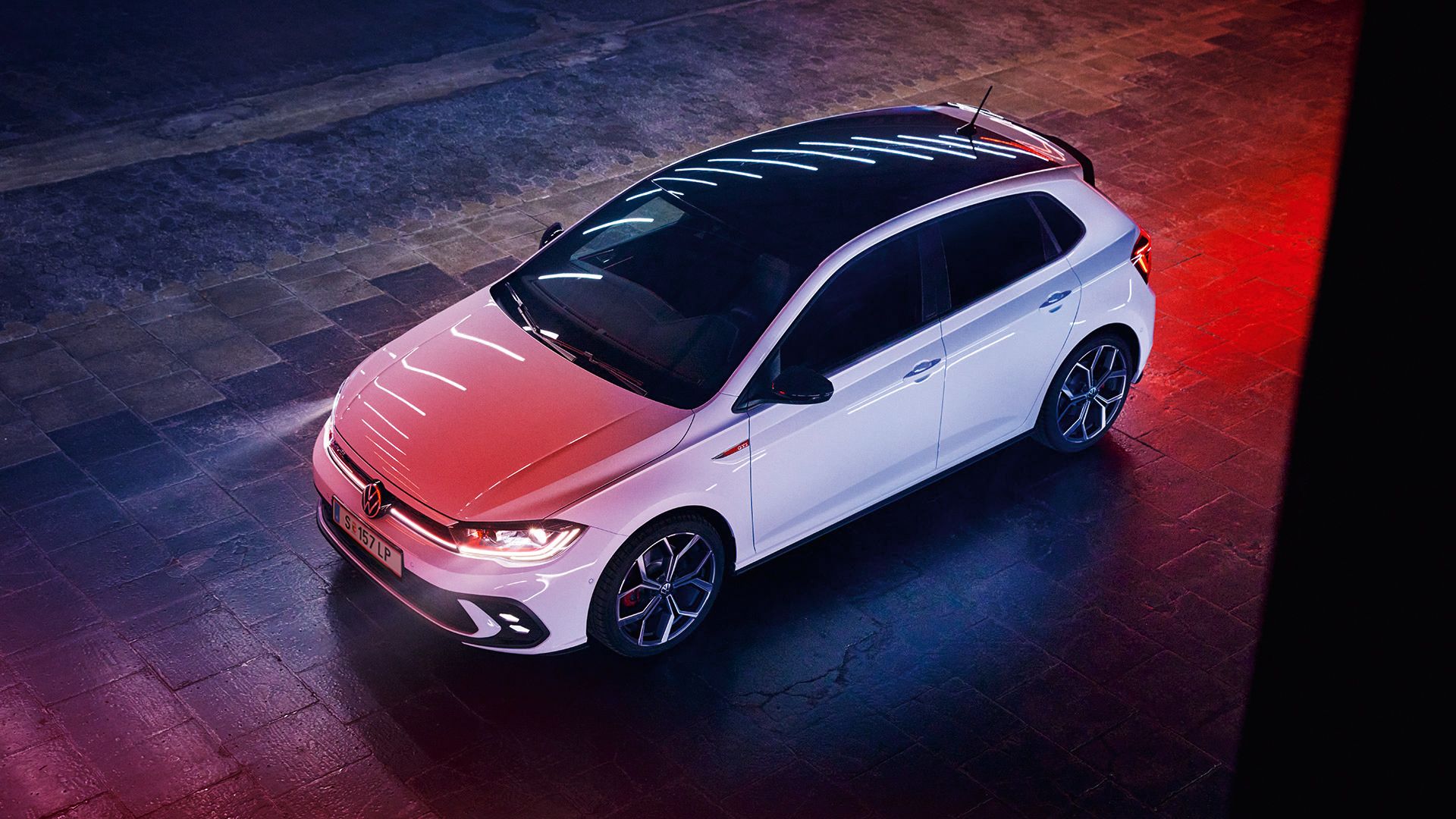 Weißer VW Polo GTI von schräg oben 