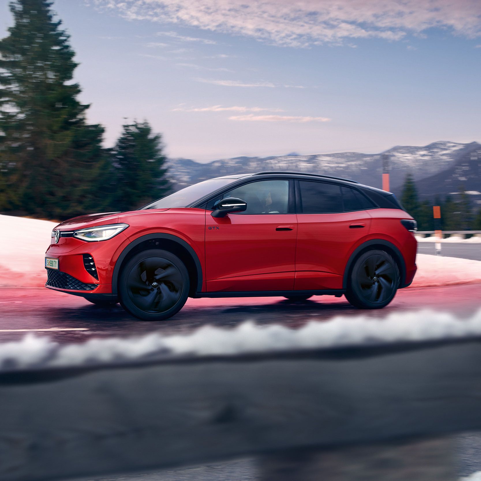 Roter VW ID.4 GTX fährt über einer Straße in Faistenau bei Salzburg 