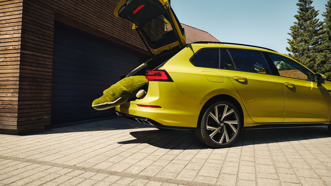 Geöffnete Heckklappe im VW Golf Variant Vorgängermodell (2020)