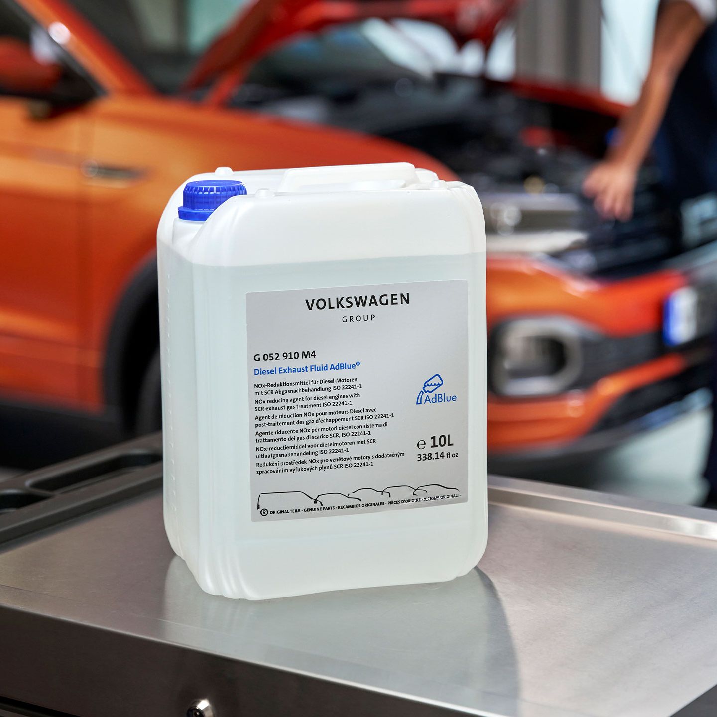 Eine Kanister mit Volkswagen AdBlue im Fokus.