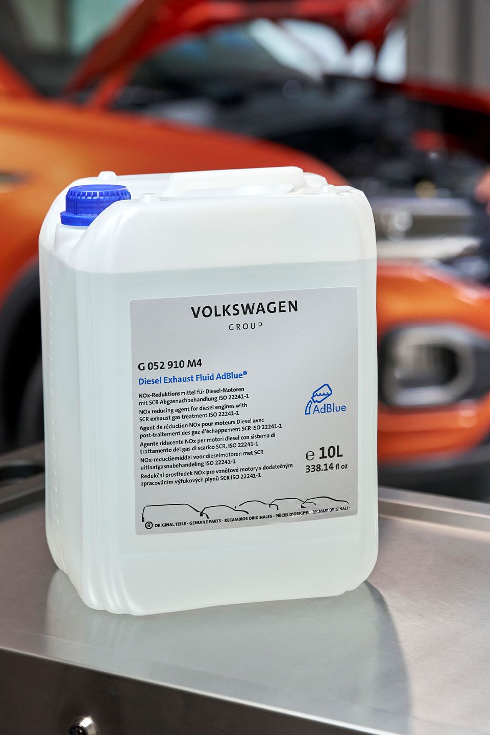Eine Kanister mit Volkswagen AdBlue im Fokus.