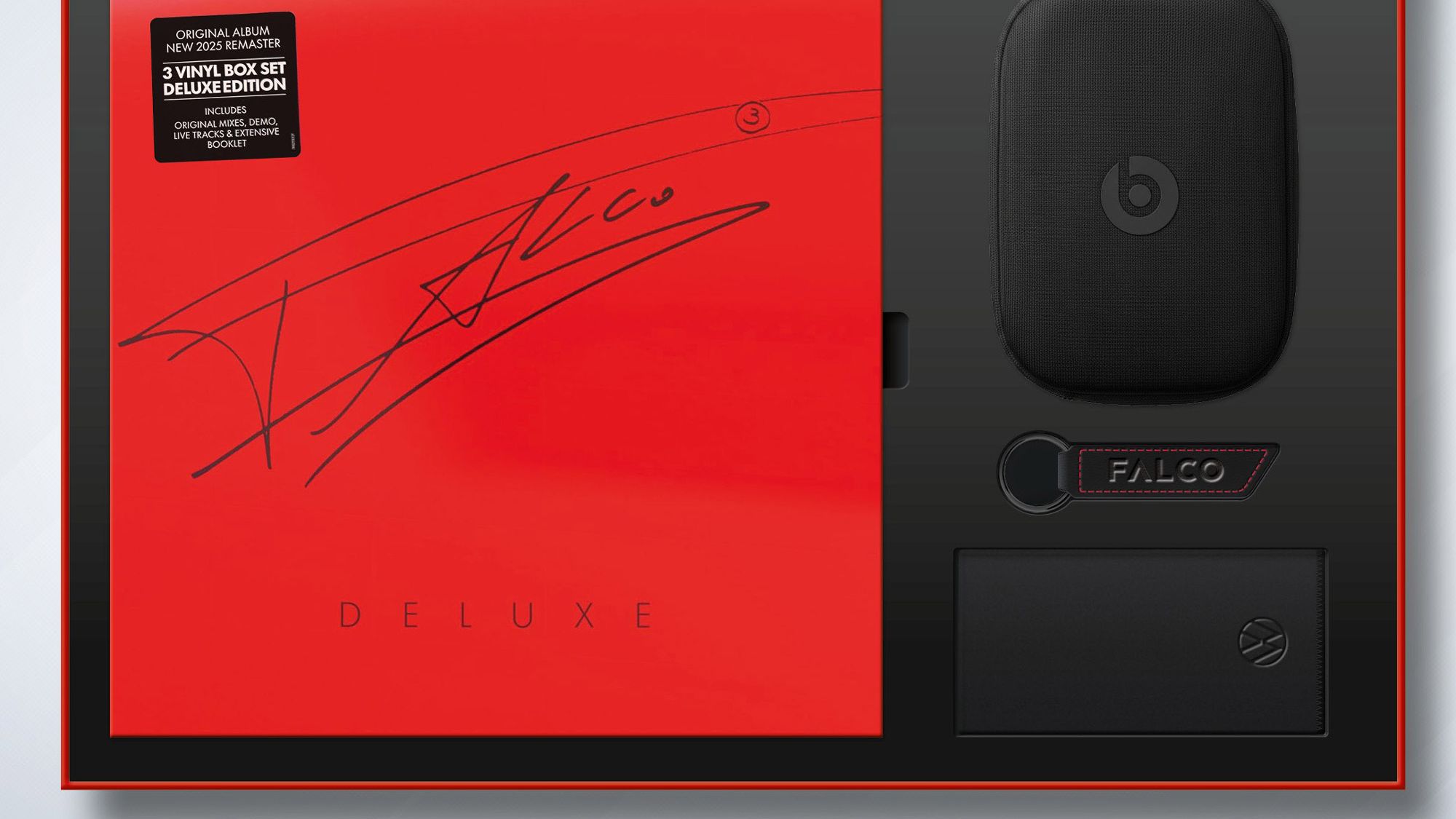 Eine geöffnete rote Falco-Box zum Golf GTI Falco Edition mit einer Falco-Vinyl, einer schwarzen Beats-Kopfhörerhülle, einem Schlüsselanhänger und einem Mikrofasertuch.