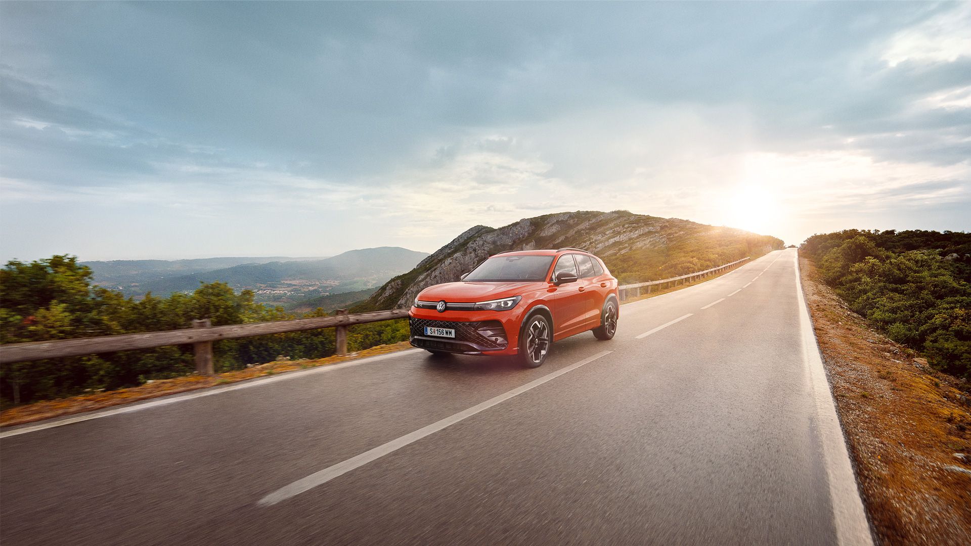 Roter VW Tiguan R-Line fährt auf Landstraße