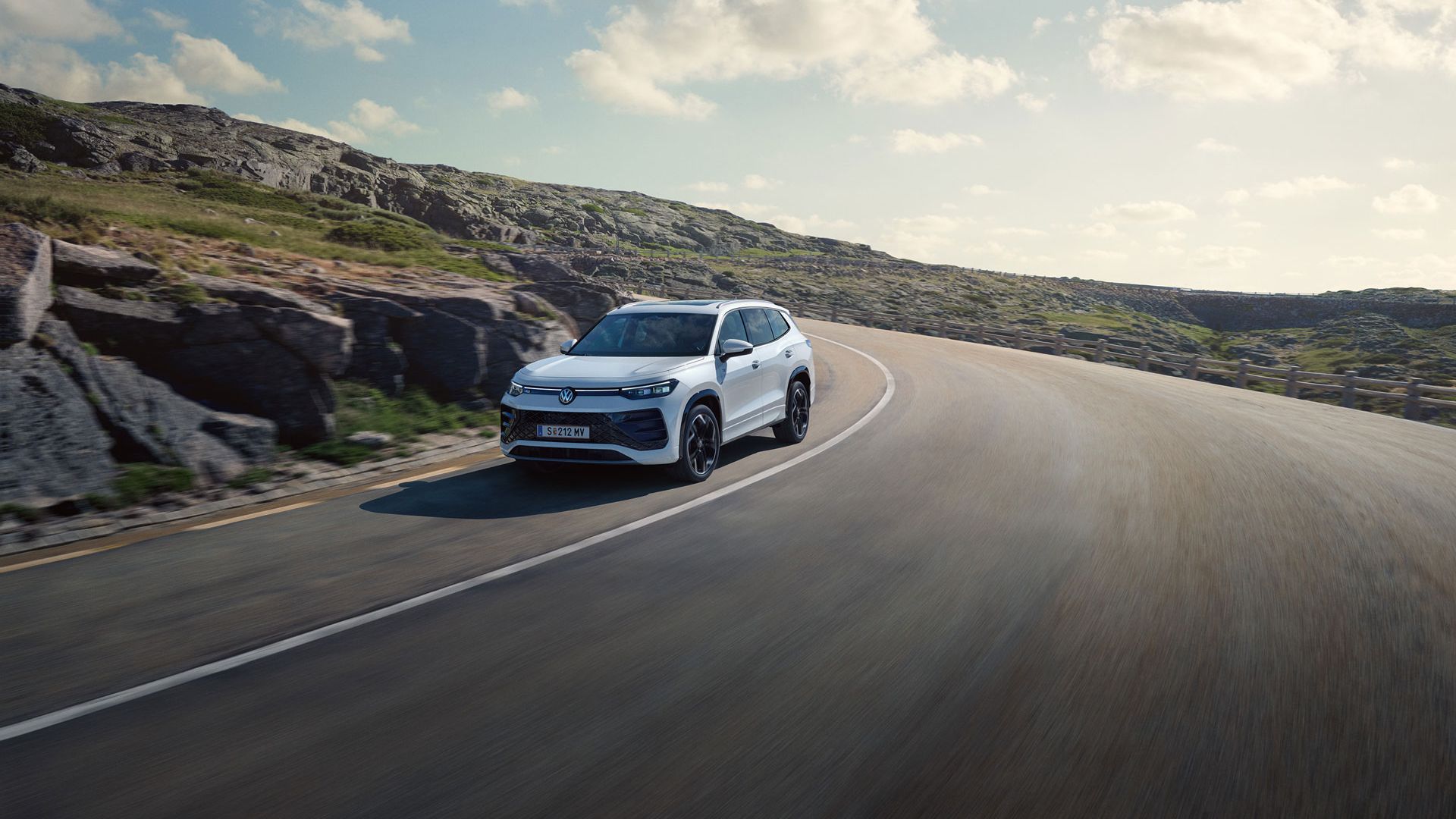 Tayron fährt auf einer Bergstraße