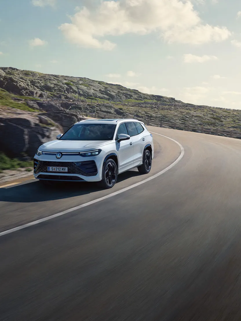 Tayron fährt auf einer Bergstraße