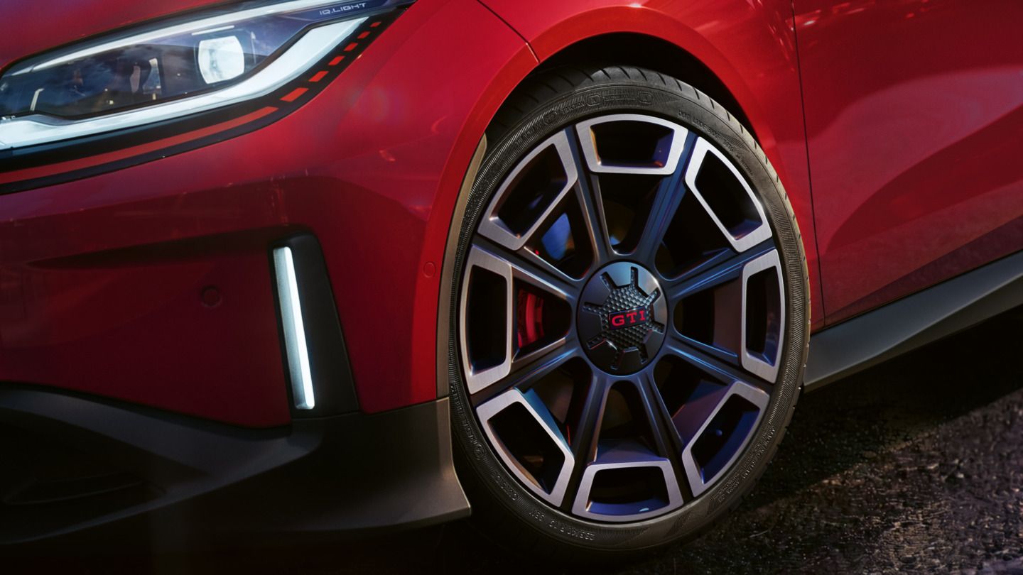 Detailansicht der Felge des roten VW ID. Polo GTI.