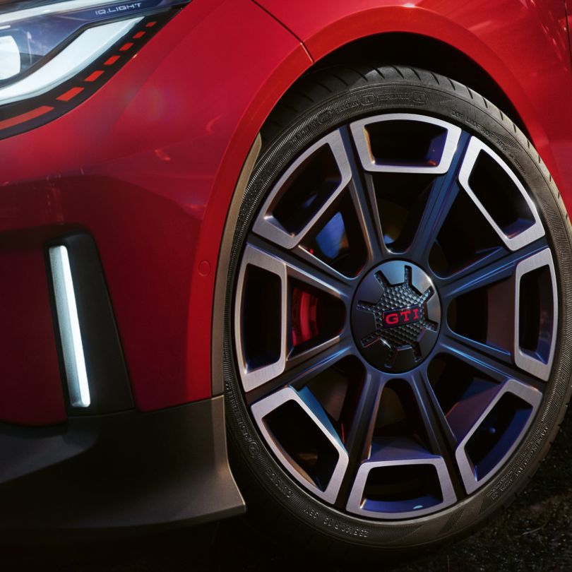 Detailansicht der Felge des roten VW ID. Polo GTI.
