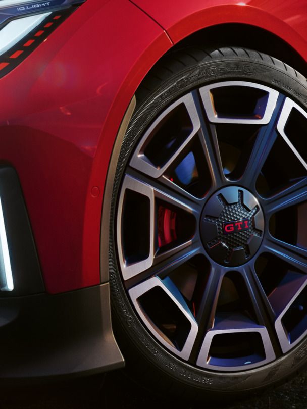 Detailansicht der Felge des roten VW ID. Polo GTI.