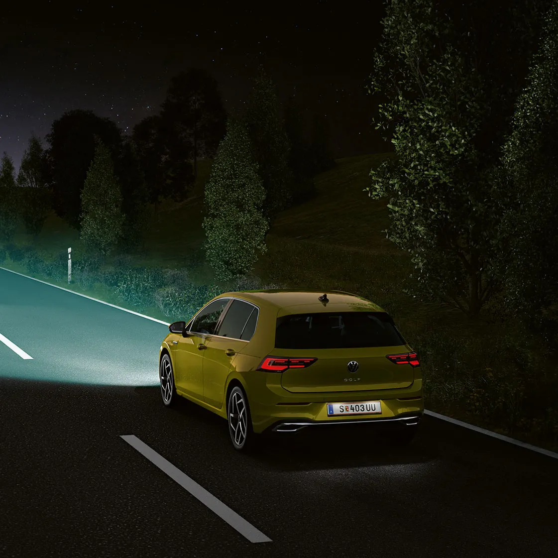 Golf 8 in der Nacht unterwegs auf der Straße mit beleuchtetem Kennzeichen und IQ Light.
