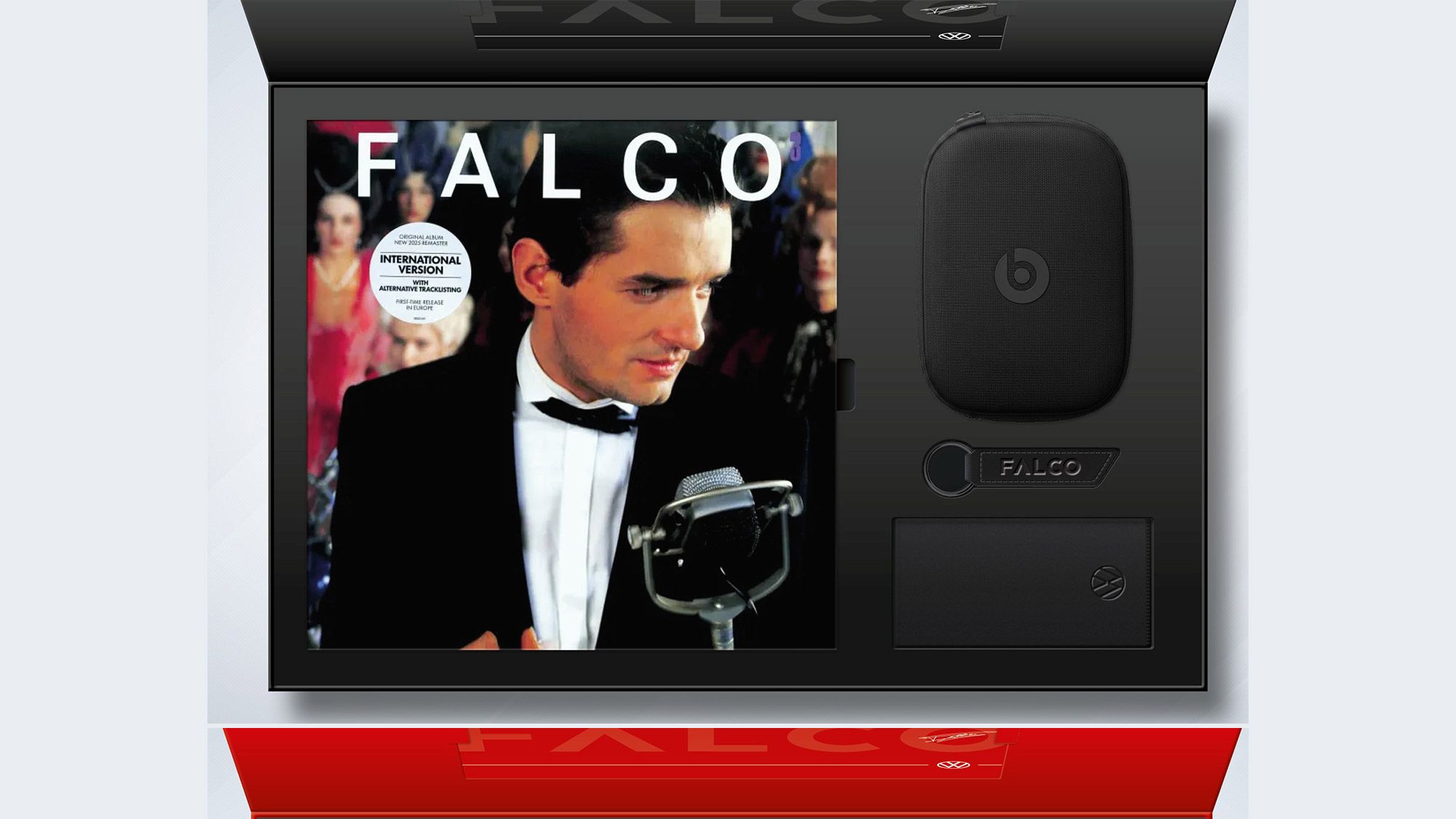Zwei geöffnete Falco-Boxen, eine schwarze mit dem Titel "Falco" und eine rote mit dem Titel "Deluxe" befinden sich in einer Linie in Frontalansicht übereinander. Jedes Set enthält Kopfhörer, eine Falco-Vinyl, sowie eine ein Mikrofasertuch und Schlüsselanhänger.