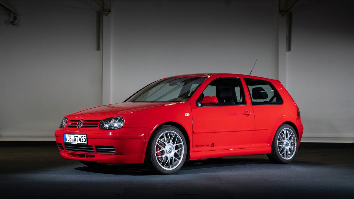 Der VW Golf GTI 4 mit roter Lackierung schräg von vorne.