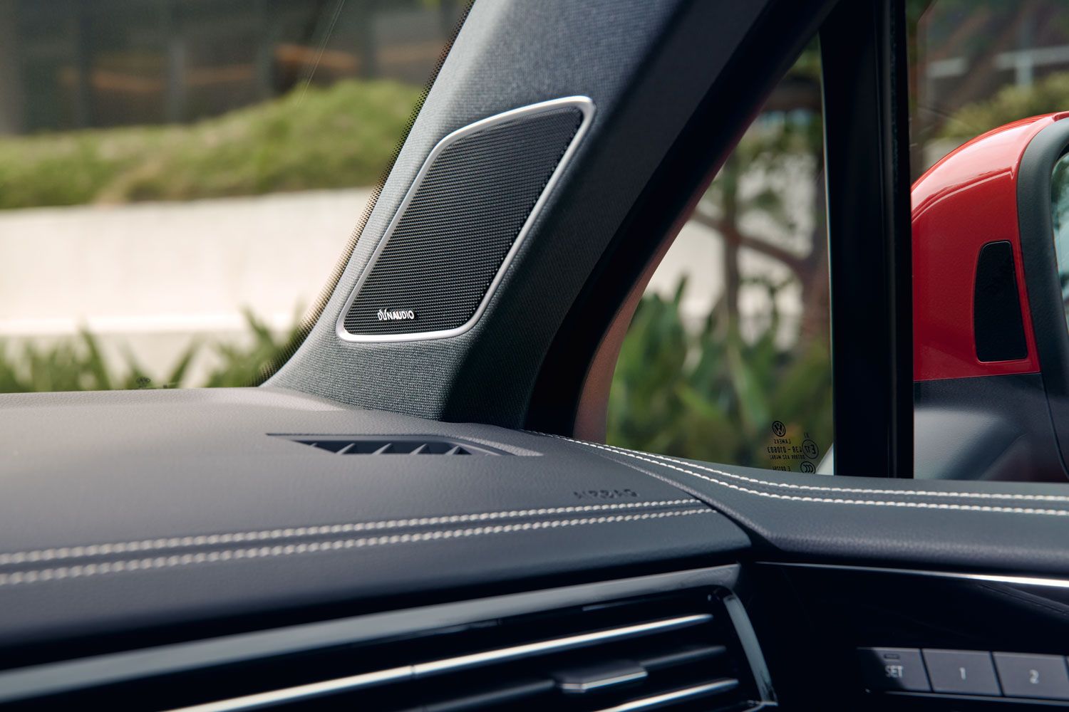 DYNAUDIO Soundsystem im VW Touareg R eHybrid, Detailansicht des Lautsprechers.