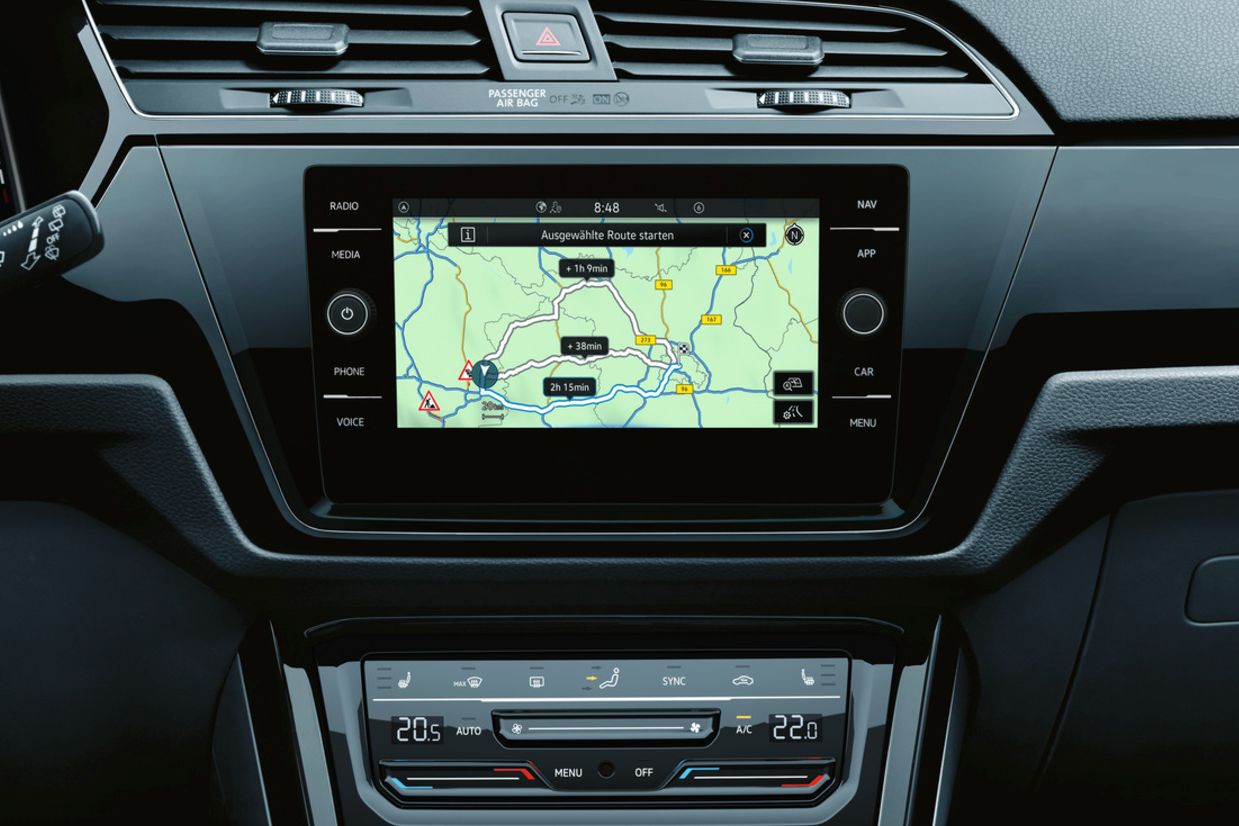 Interieur von Touran mit Fokus auf Infotainmentsystem mit Navigation 